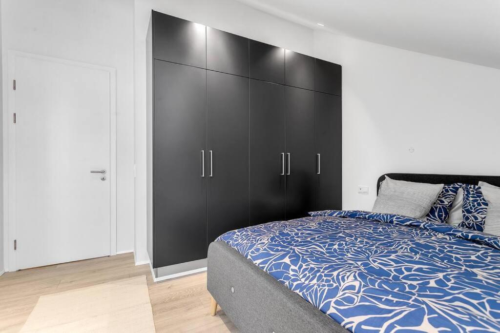 Íbúð Luxury Penthous - 3 Bedroom - 2 Bath - Freeparking - Downtown