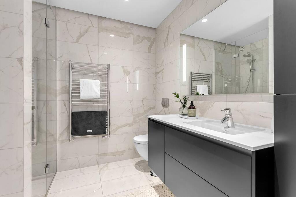 Íbúð Luxury Penthous - 3 Bedroom - 2 Bath - Freeparking - Downtown *