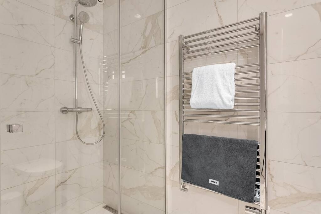 Íbúð Luxury Penthous - 3 Bedroom - 2 Bath - Freeparking - Downtown *